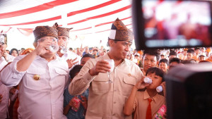 Simbol Perdamaian, Mentan Amran Minum Susu Bersama Ribuan Anak Sekolah, Peternak, dan Pelaku Industri Susu